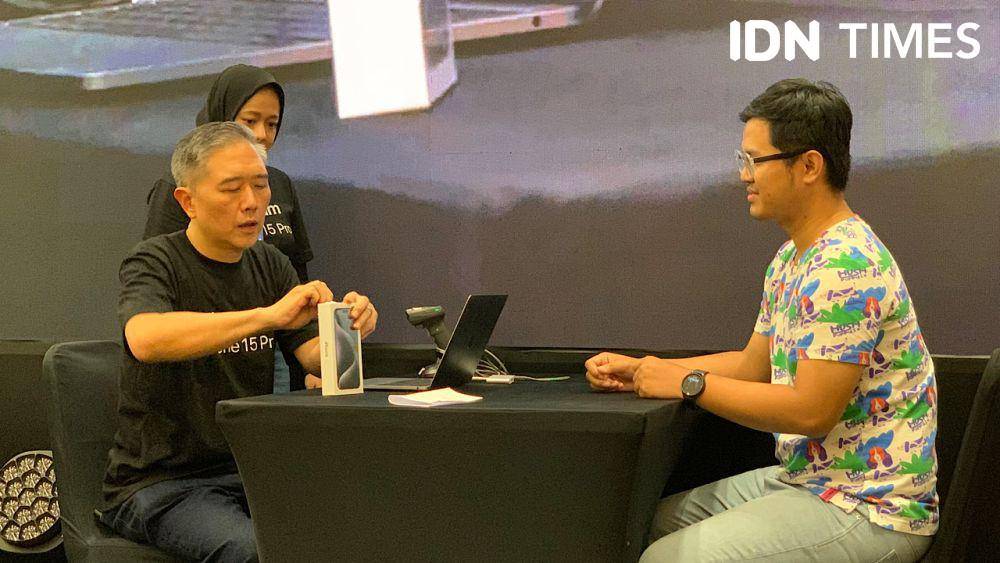 Kusumo Martanto, CEO & Co-Founder Blibli saat melayani konsumen (IDN Times/Misrohatun)