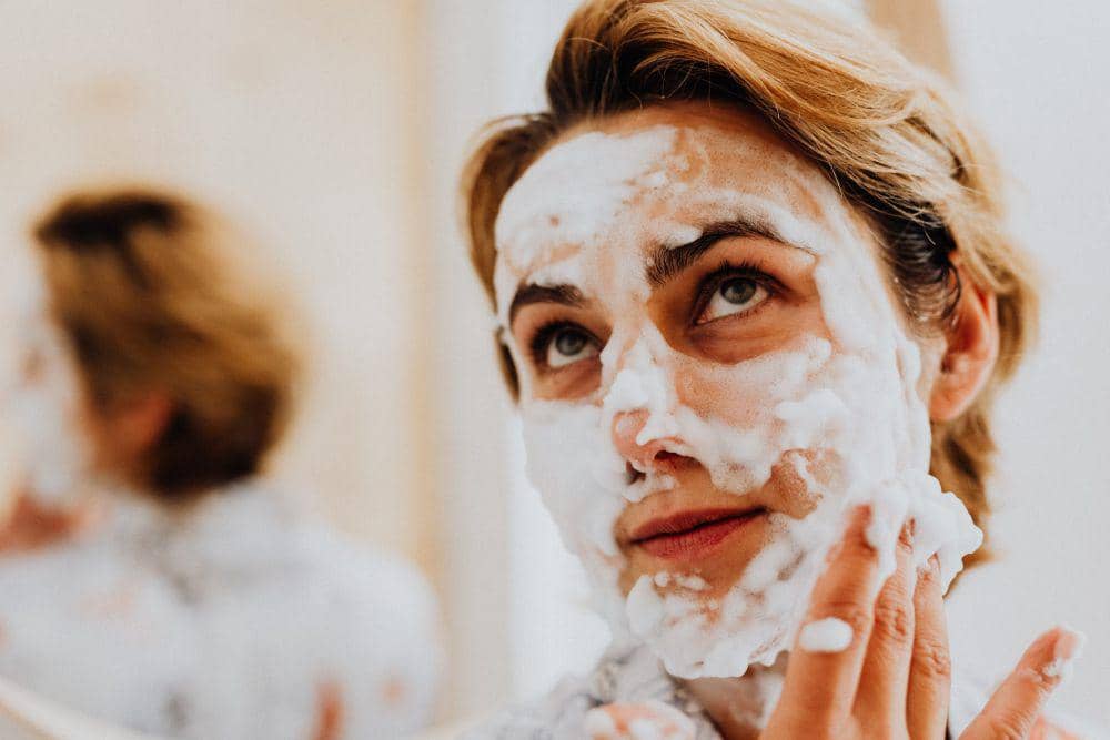 mencuci muka dengan facial foam