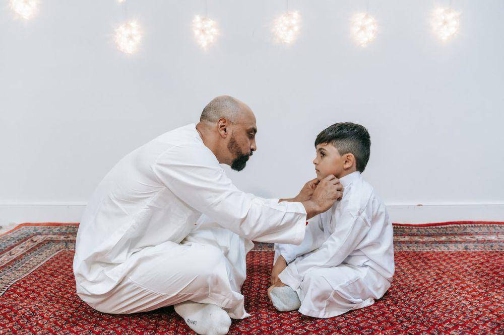 ilustrasi ayah mengajari anak shalat (pexels.com/Timur Weber)