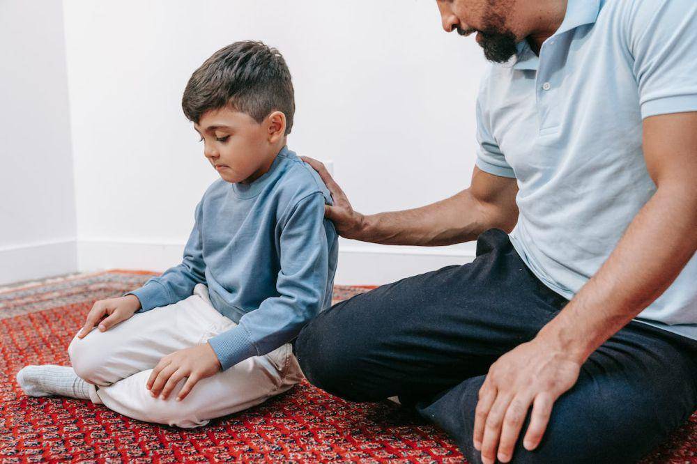 ilustrasi ayah mengajari anak shalat (pexels.com/Timur Weber)