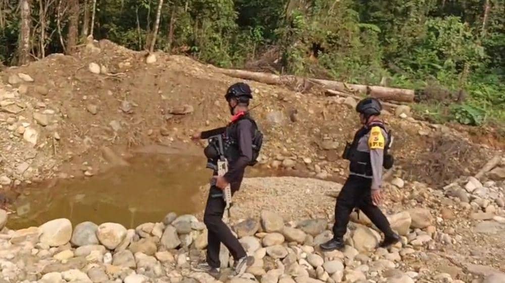 Aparat personel gabungan saat mencari jenazah korban pembantaian KKB di Kali I, Distrik Seredala, Kabupaten Yahukimo, Papua Pegunungan. (IDN Times/Istimewa)