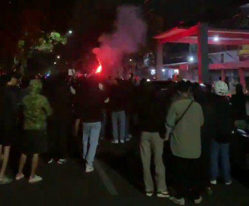 Arek Malang saat menyambut kebebasan 8 terdakwa pengerusakan Kantor Arema FC. (Twitter/@mlg.collective)