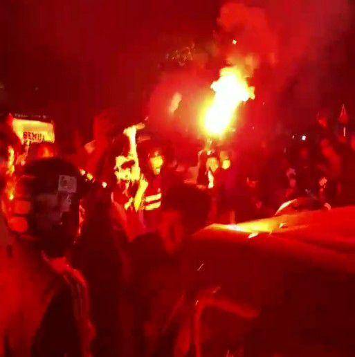 Arek Malang saat menyambut kebebasan 8 terdakwa pengerusakan Kantor Arema FC. (IDN Times/Rizal Adhi Pratama)