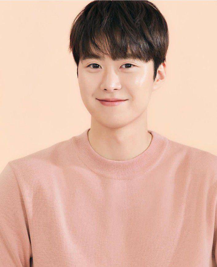 Gong Myung (instagram.com/0myoung_0526)