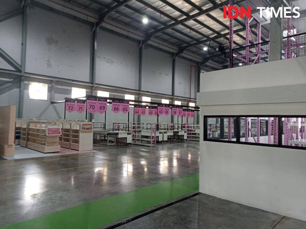 Warehouse Sociolla yang berlokasi di Cikupa, Tangerang. 27 Oktober 2023. (IDN Times/M. Tarmizi Murdianto)