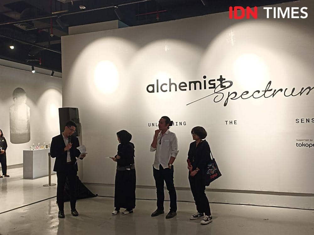 Alchemist Spectrum, pameran instalasi seni multisensori di ASHTA District 8, SCBD, Jakarta. 26 Oktober 2023. (IDN Times/M. Tarmizi Murdianto)