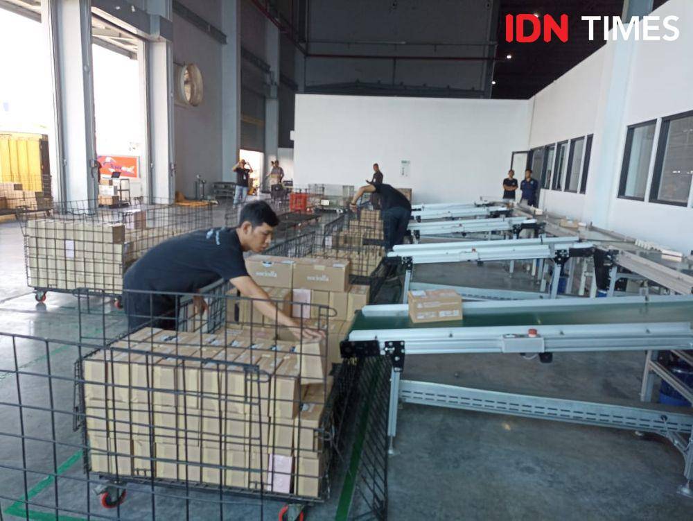 Warehouse Sociolla yang berlokasi di Cikupa, Tangerang. 27 Oktober 2023. (IDN Times/M. Tarmizi Murdianto)