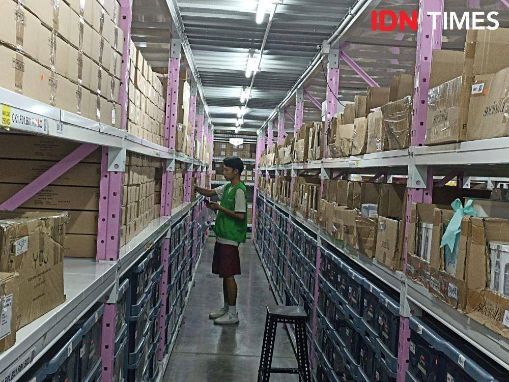 Warehouse Sociolla yang berlokasi di Cikupa, Tangerang. 27 Oktober 2023. (IDN Times/M. Tarmizi Murdianto)