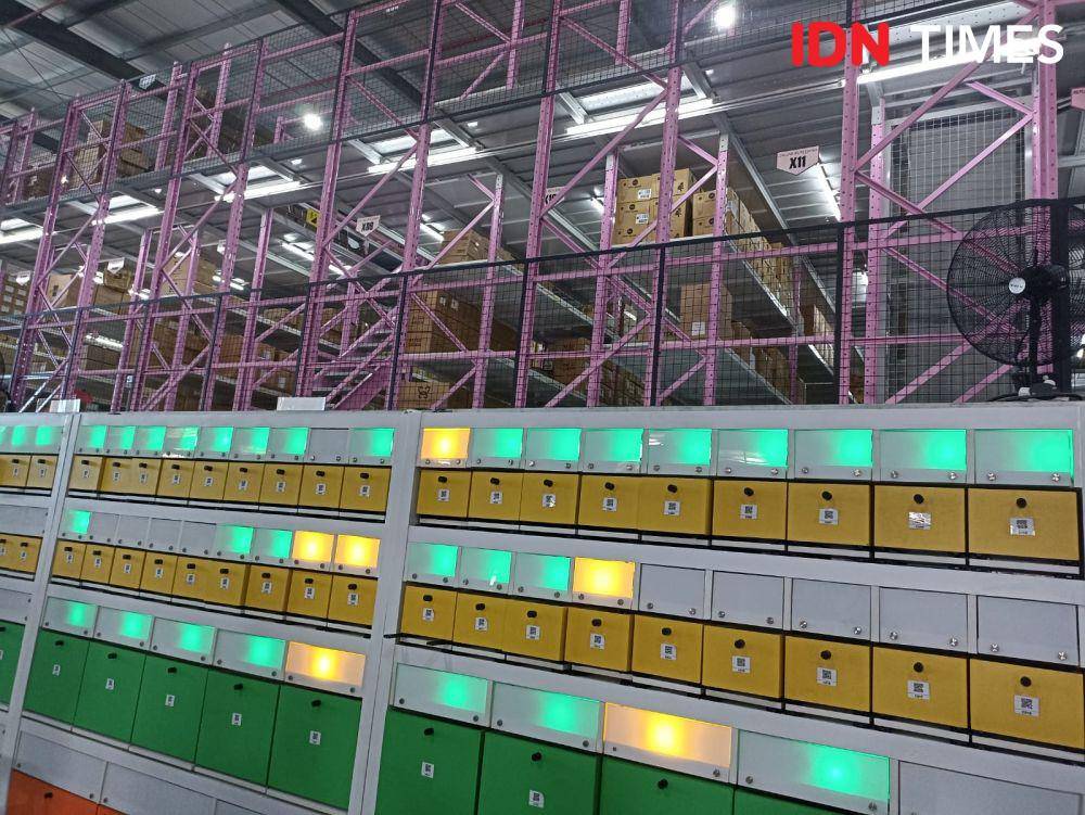 Warehouse Sociolla yang berlokasi di Cikupa, Tangerang. 27 Oktober 2023. (IDN Times/M. Tarmizi Murdianto)