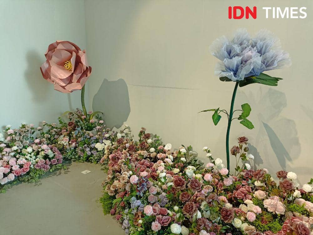 Alchemist Spectrum, pameran instalasi seni multisensori di ASHTA District 8, SCBD, Jakarta. 26 Oktober 2023. (IDN Times/M. Tarmizi Murdianto)