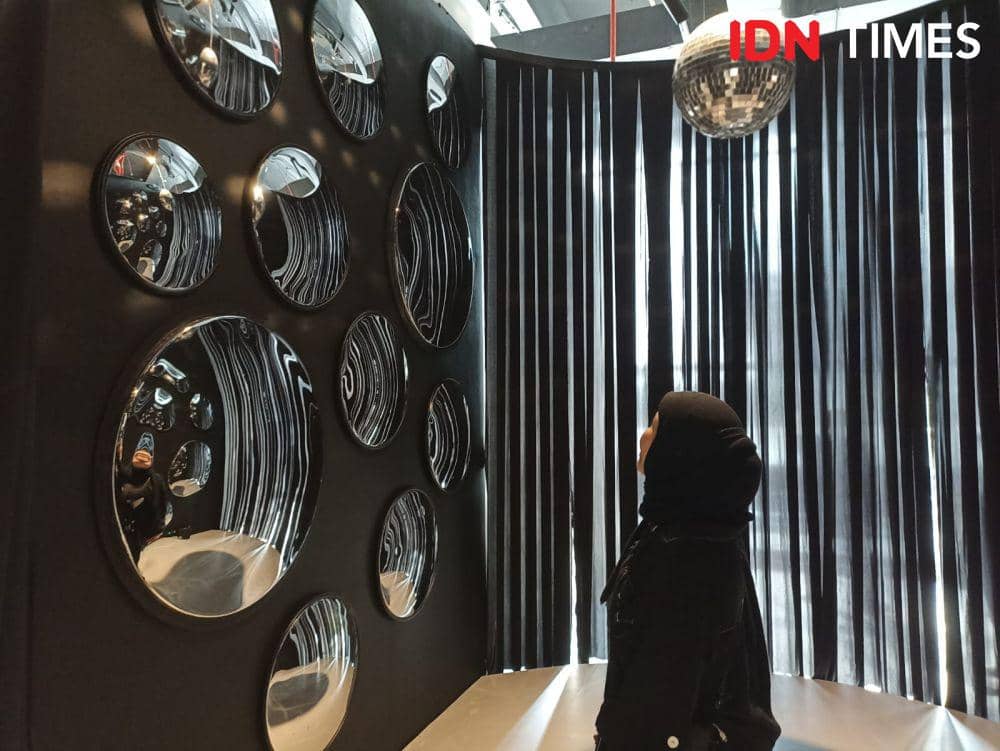 Alchemist Spectrum, pameran instalasi seni multisensori di ASHTA District 8, SCBD, Jakarta. 26 Oktober 2023. (IDN Times/M. Tarmizi Murdianto)