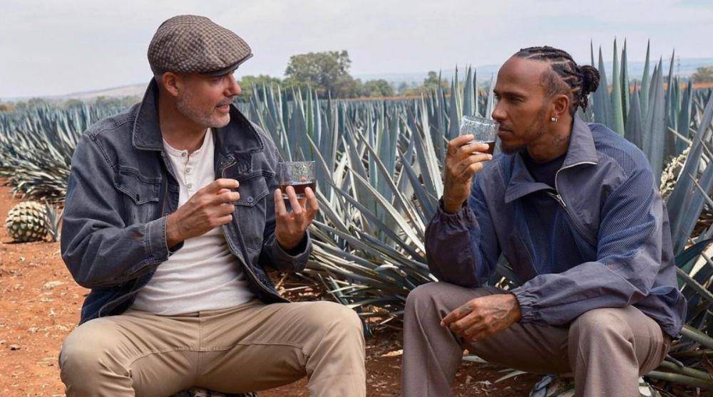 Lewis Hamilton (kanan) bersama Ivan Saldana (kiri) saat mempromosikan produk Almave. (instagram.com/lewishamilton)