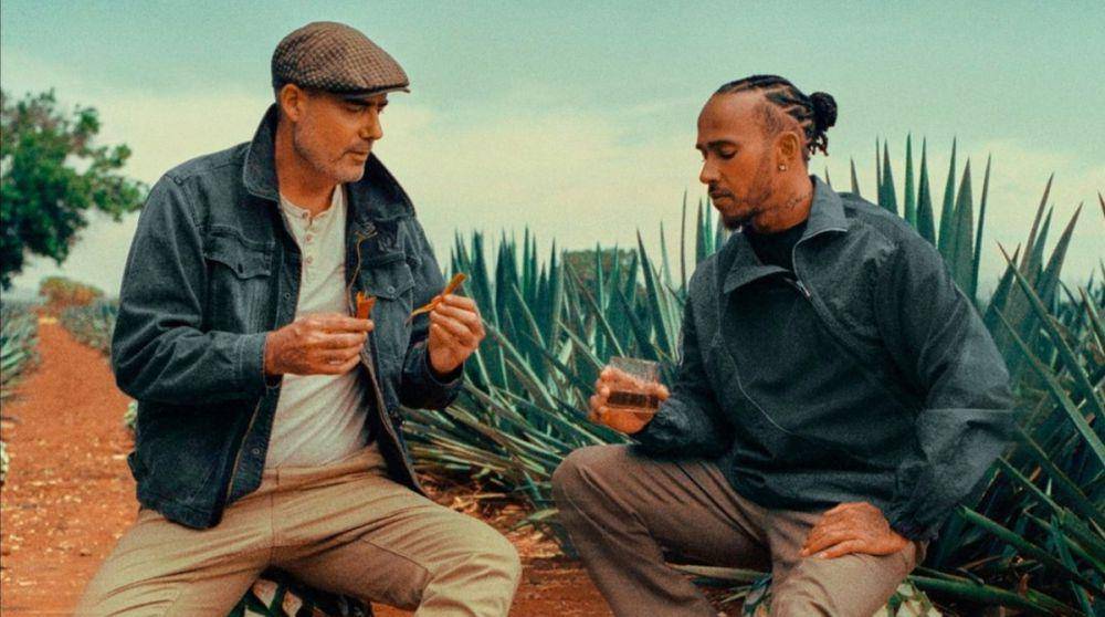 Lewis Hamilton (kanan) bersama Ivan Saldana (kiri) melakukan sesi foto untuk keperluan promosi Almave. (instagram.com/almave)