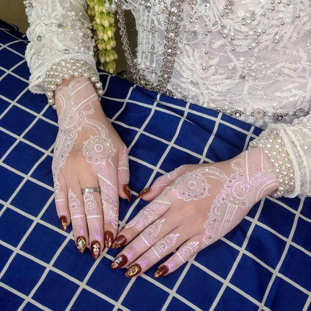 Hena di tangan Yossi Anggraini, istri Ahmad Pule. (Instagram.com/alyaelhamdanie2395)