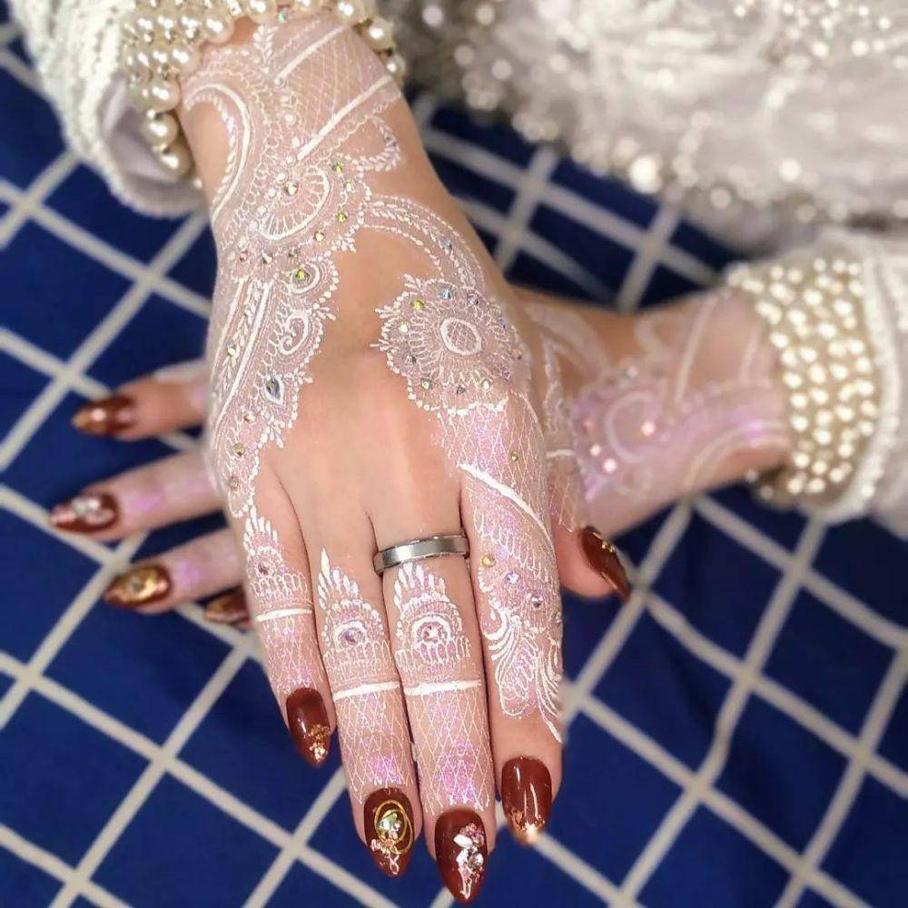 Hena di tangan Yossi Anggraini, istri Ahmad Pule. (Instagram.com/alyaelhamdanie2395)