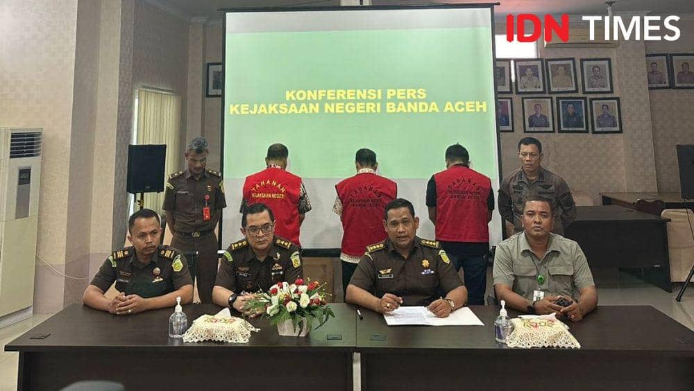 Kejari Banda Aceh tetapkan tiga tersangka kasus dugaan korupsi pengadaan buku dan meubelair pada Majelis Adat Aceh. (Dokumentasi Penkum Kejari Banda Aceh untuk IDN Times)