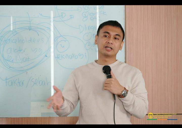 potret Raditya Dika jadi dosen di vokasi UI (instagram.com/raditya_dika)