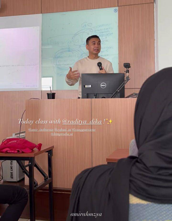 potret Raditya Dika jadi dosen di vokasi UI (instagram.com/amirahmzya)
