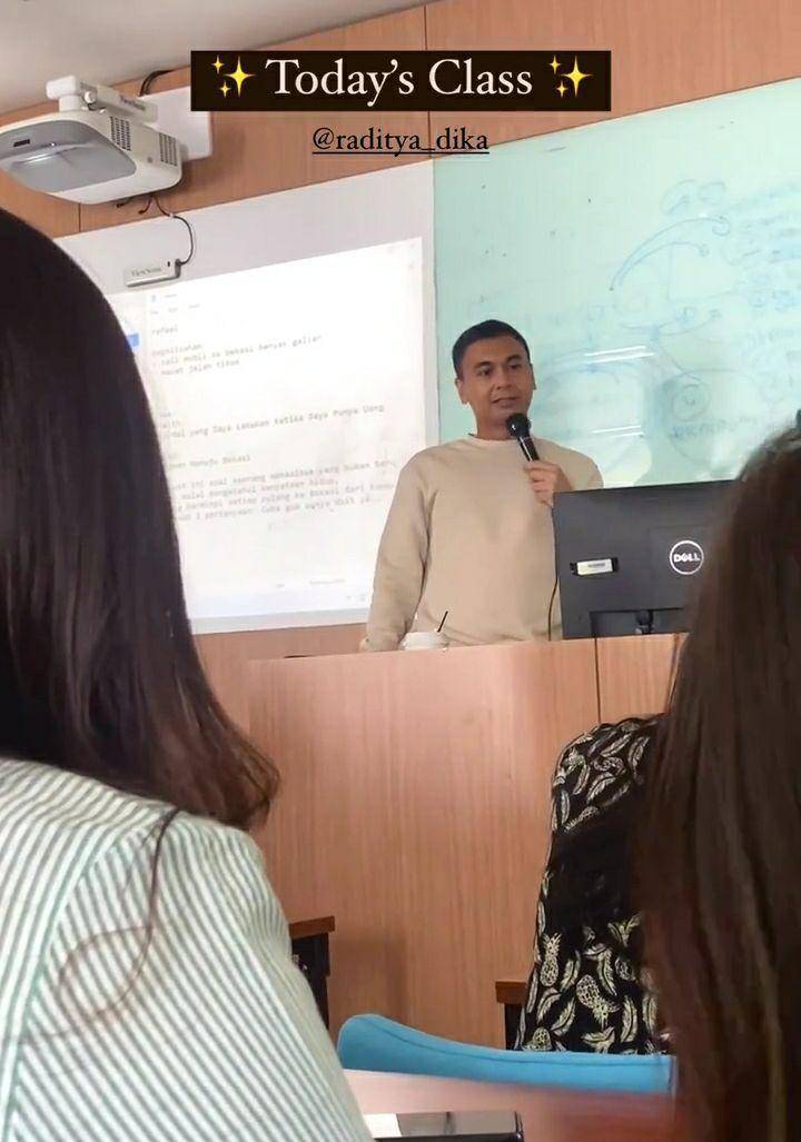 potret Raditya Dika jadi dosen di vokasi UI (instagram.com/tiarqh)
