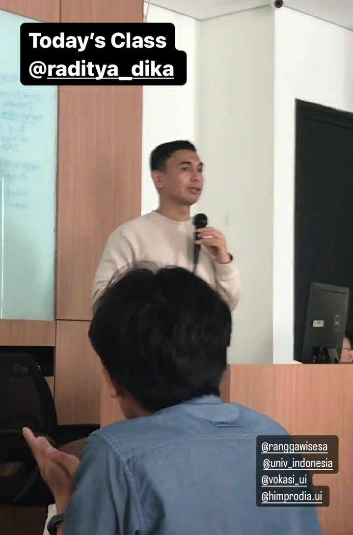 potret Raditya Dika jadi dosen di vokasi UI (instagram.com/andhika.riefff72)