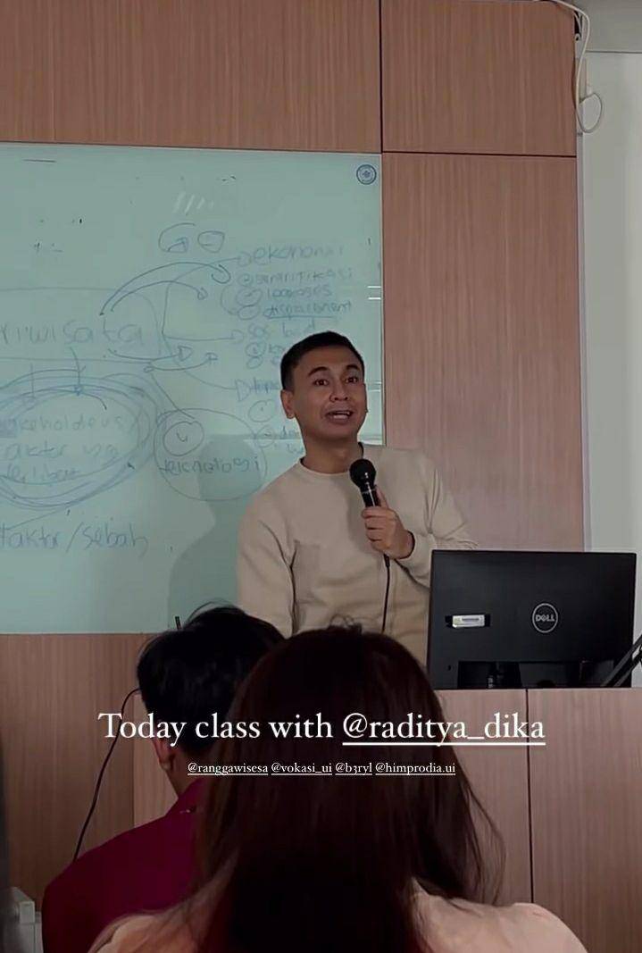 potret Raditya Dika jadi dosen di vokasi UI (instagram.com/himprodia.ui)