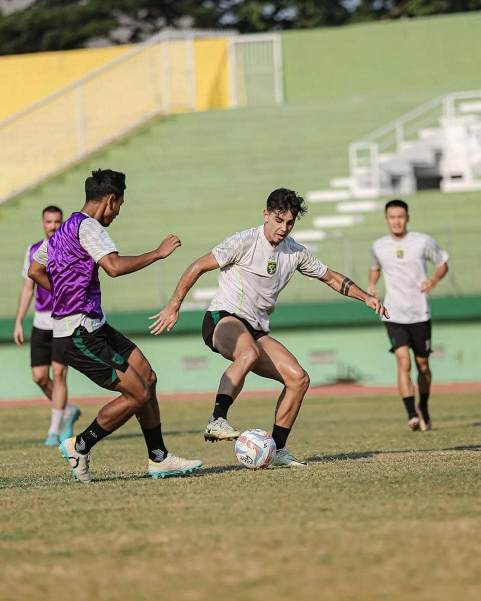 Pemain Persebaya Surabaya saat berlatih.instagram.com/officialpersebaya