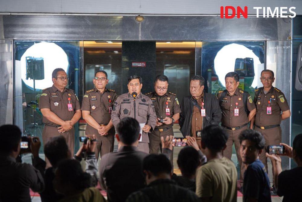 Kepala Seksi Penerangan Hukum Kejati Sulsel, Soetarmi (tengah) mengumumkan enam tersangka kasus mafia tanah lahan pembangunan bendungan Paselloreng di Kabupaten Wajo. (IDN Times/Dahrul Amri)