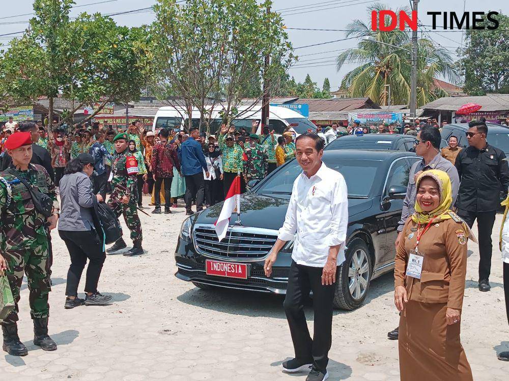 Ribuan masyarakat berada di Pasar Baru Rumbia, Kabupaten Lampung Tengah menyambut antusias kedatangan Presiden RI Joko 'Jokowi' Widodo, Jumat (27/10/2023). (IDN Times/Tama Yudha Wiguna).