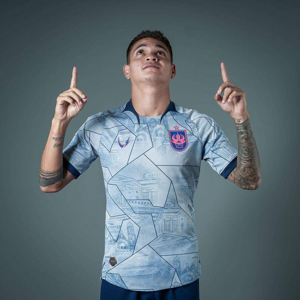 Pemain PSIS Semarang, Gali Freitas mengenakan jersey terbaru The Pryto untuk mengarungi BRI Liga 1 2023/2024. (dok. PSIS)