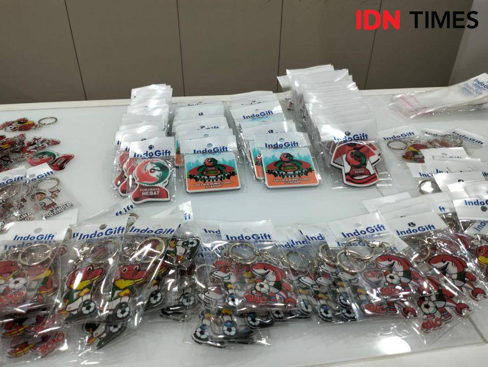 UMKM Surabaya memproduksi souvernir Piala Dunia khas Surabaya. (IDN Times/Khusnul Hasana).