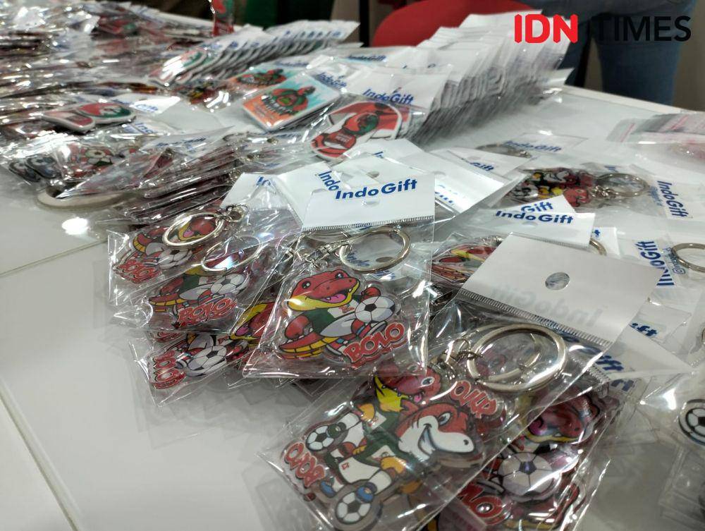 UMKM Surabaya memproduksi souvernir Piala Dunia khas Surabaya. (IDN Times/Khusnul Hasana).