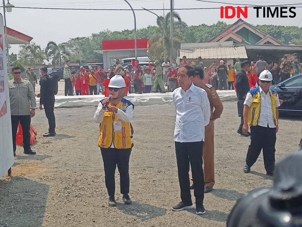 Presiden RI Joko 'Jokowi' Widodo meninjau perbaikan jalan di Kecamatan Rumbia, Kabupaten Lampung Tengah, Jumat (27/10/2023). (IDN Times/Tama Yudha Wiguna).