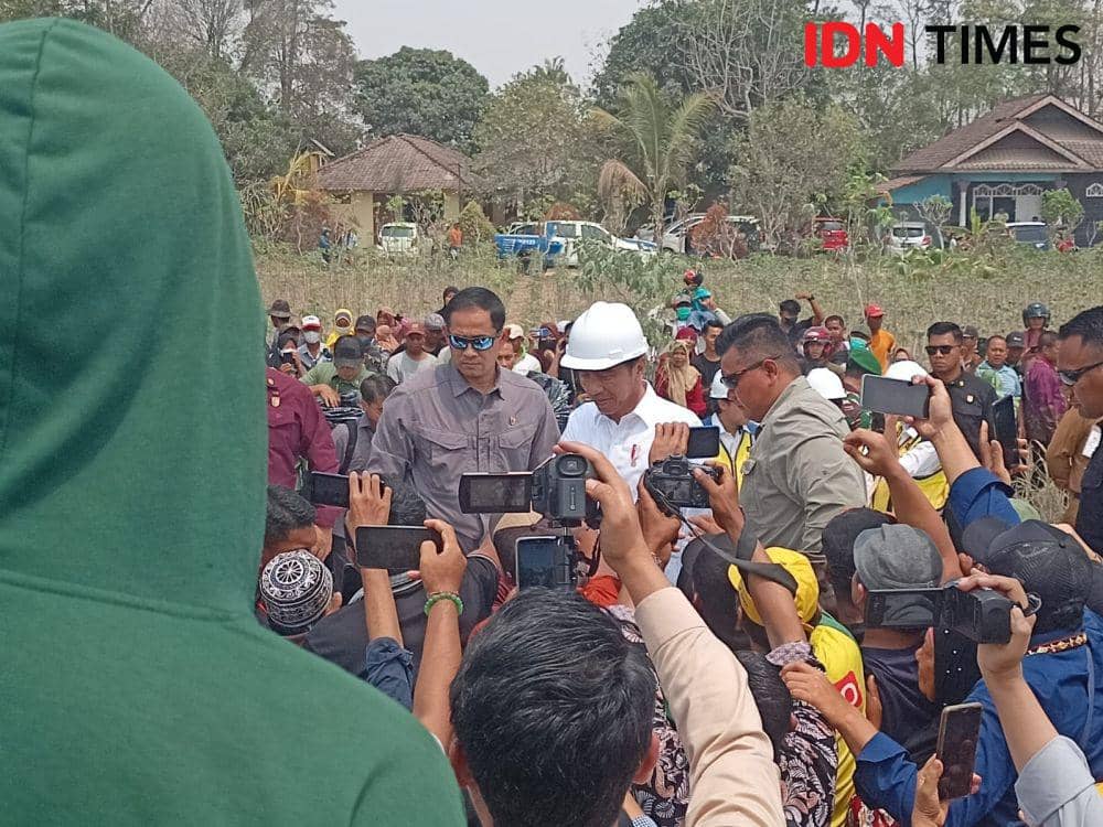 Presiden RI Joko 'Jokowi' Widodo meninjau perbaikan jalan di Kecamatan Rumbia, Kabupaten Lampung Tengah, Jumat (27/10/2023). (IDN Times/Tama Yudha Wiguna).