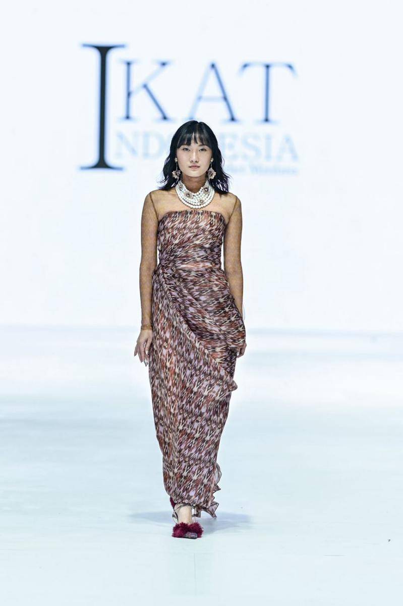 Koleksi IKAT Indonesia di JFW 2024 (publicity.gettyimages.com)