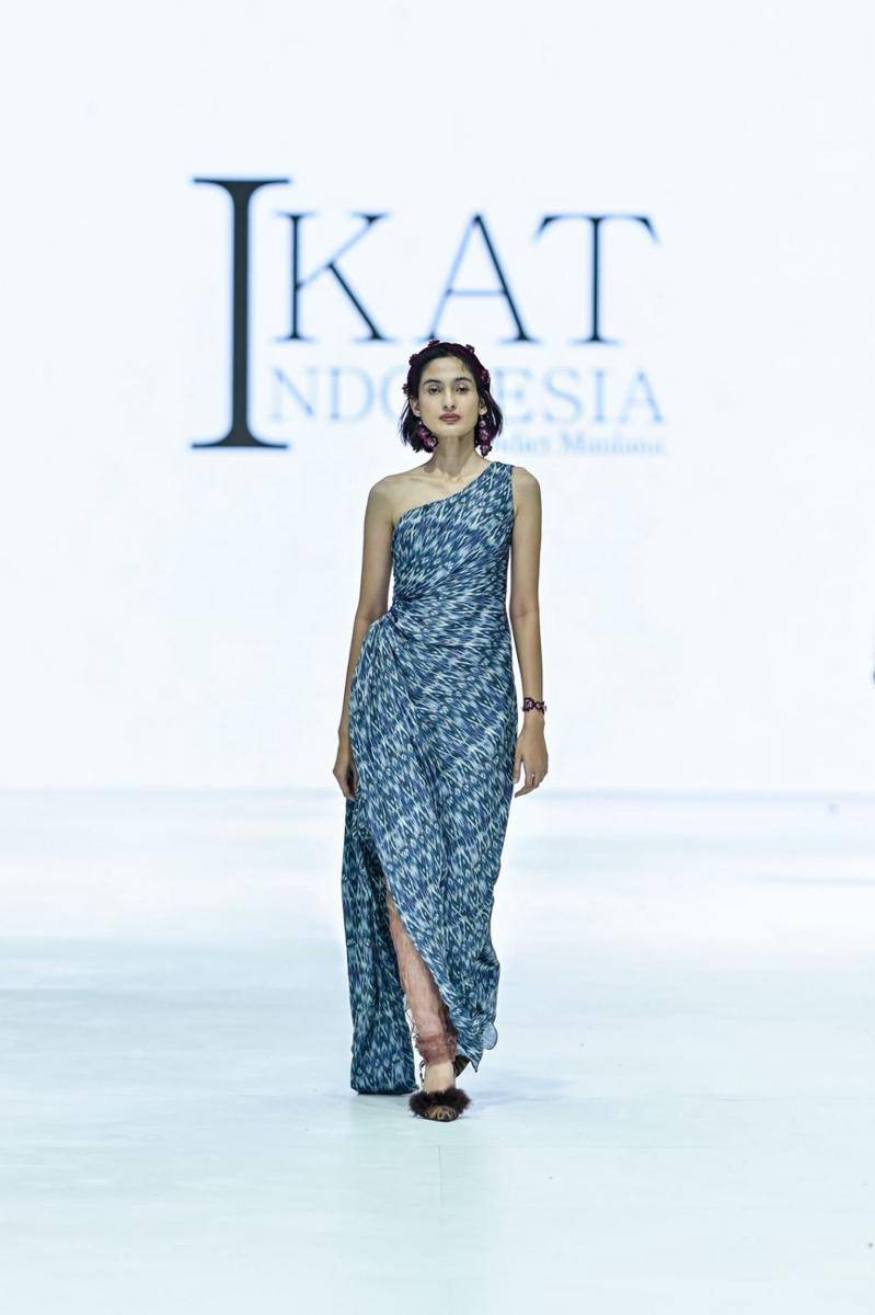 Koleksi IKAT Indonesia di JFW 2024 (publicity.gettyimages.com)