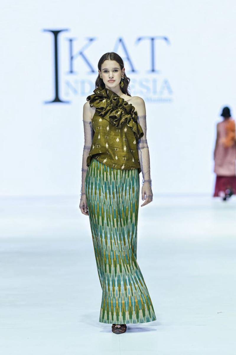 Koleksi IKAT Indonesia di JFW 2024 (publicity.gettyimages.com)
