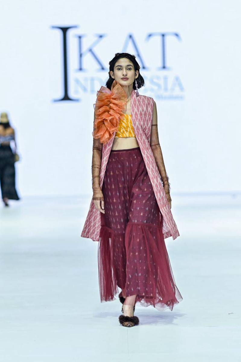 Koleksi IKAT Indonesia di JFW 2024 (publicity.gettyimages.com)