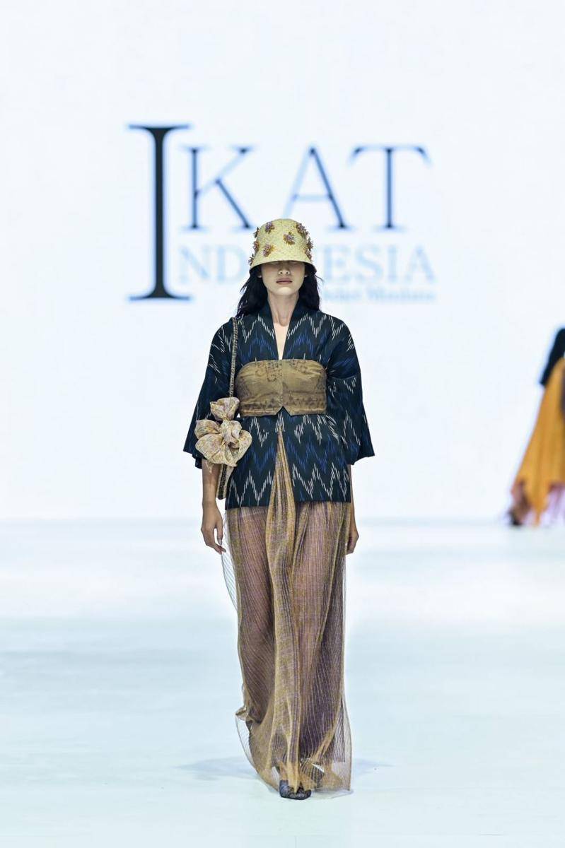 Koleksi IKAT Indonesia di JFW 2024 (publicity.gettyimages.com)