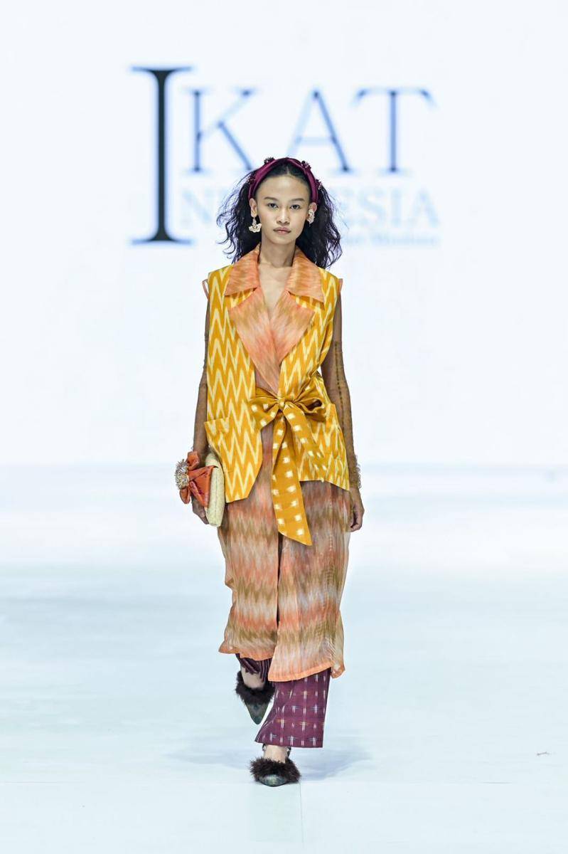 Koleksi IKAT Indonesia di JFW 2024 (publicity.gettyimages.com)