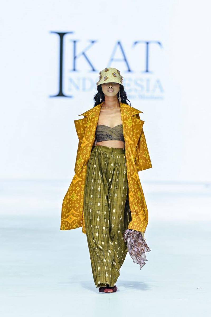 Koleksi IKAT Indonesia di JFW 2024 (publicity.gettyimages.com)