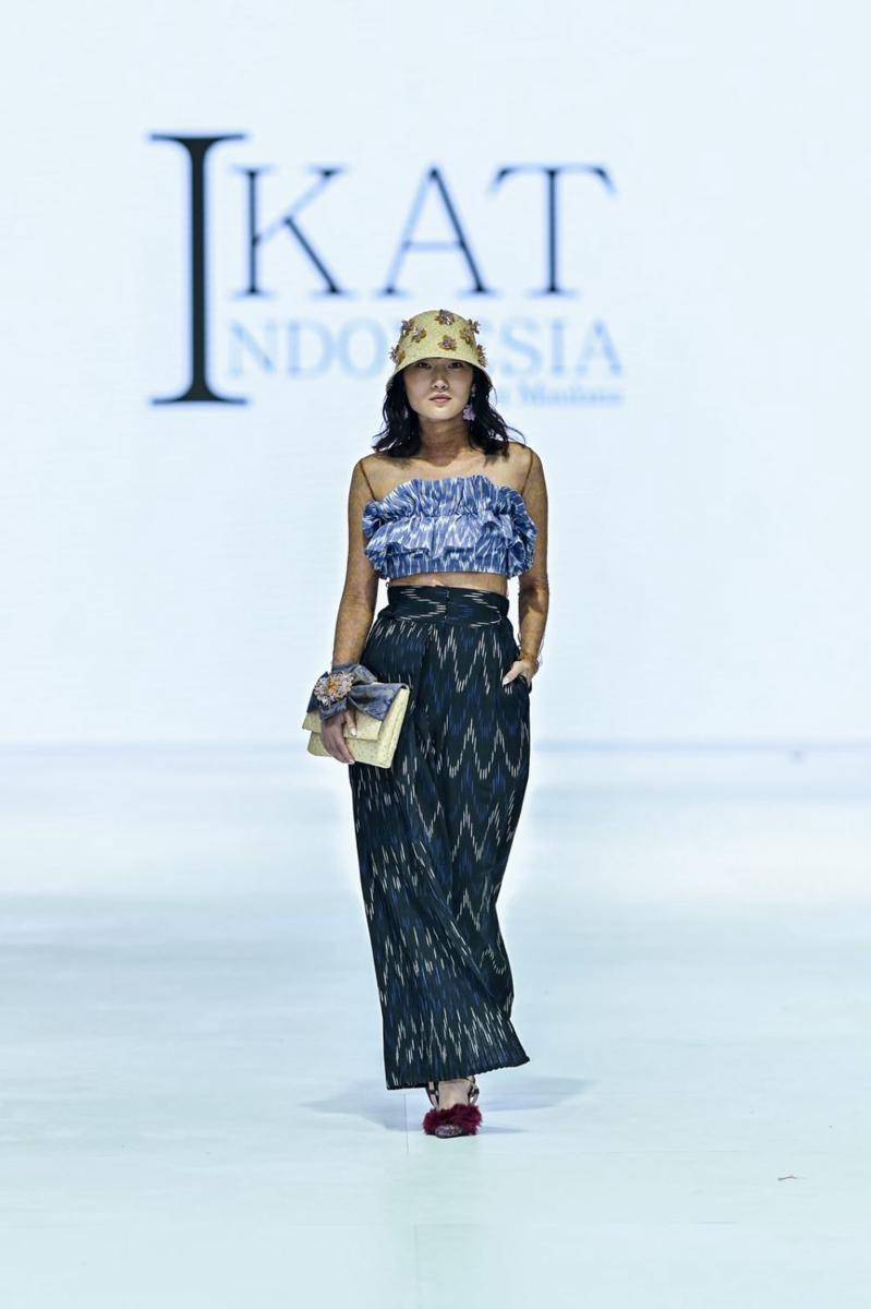 Koleksi IKAT Indonesia di JFW 2024 (publicity.gettyimages.com)