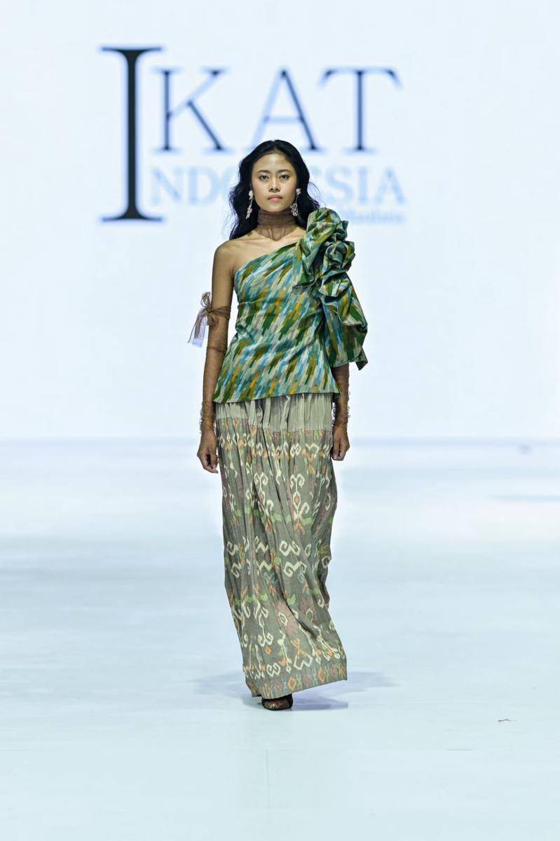 Koleksi IKAT Indonesia di JFW 2024 (publicity.gettyimages.com)