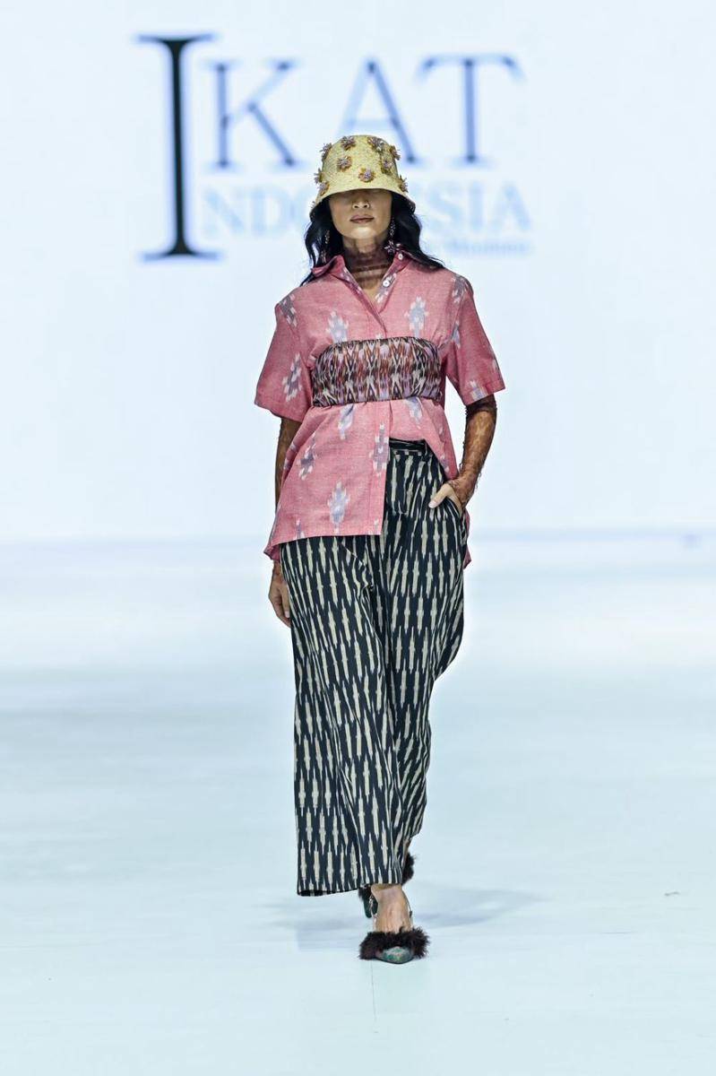 Koleksi IKAT Indonesia di JFW 2024 (publicity.gettyimages.com)