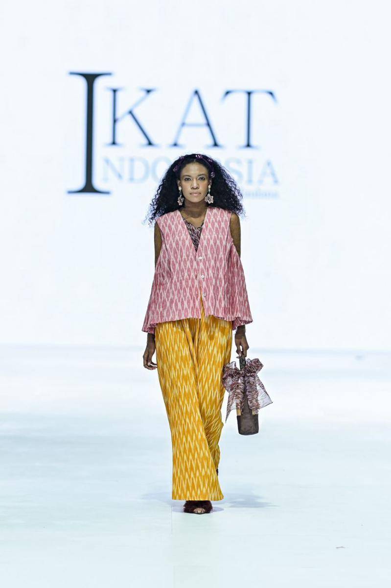 Koleksi IKAT Indonesia di JFW 2024 (publicity.gettyimages.com)