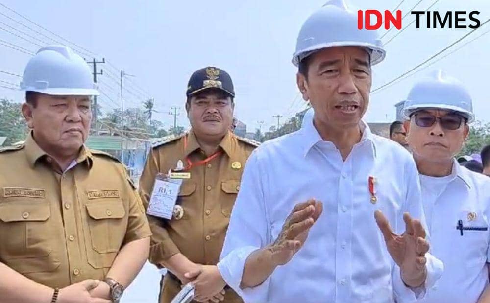 Presiden Joko "Jokowi" Widodo memberikan keterangan kepada awak media saat meninjau perbaikan jalan di Kecamatan Rumbia Kabupaten Lampung Tengah, Jumat (27/10/2023). (IDN Times/Tama Yudha Wiguna).