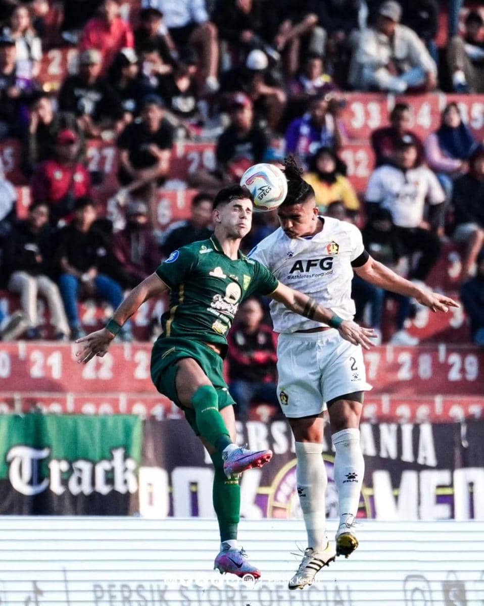 Pemain Persik Kediri saat melawan Persebaya Surabaya. Instagram.com/persikfcofficial