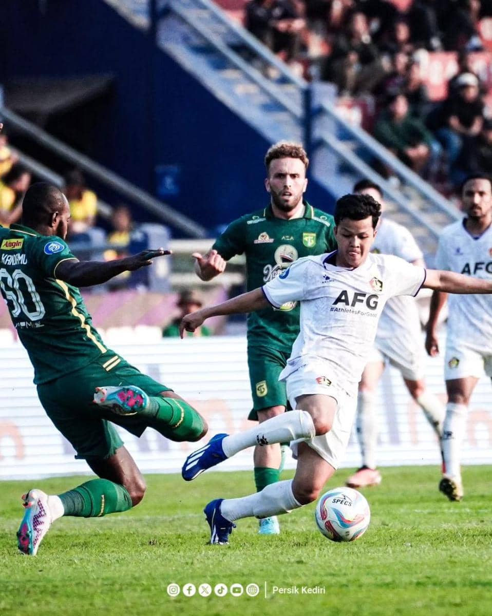 Pemain Persik Kediri saat melawan Persebaya Surabaya. Instagram.com/persikfcofficial