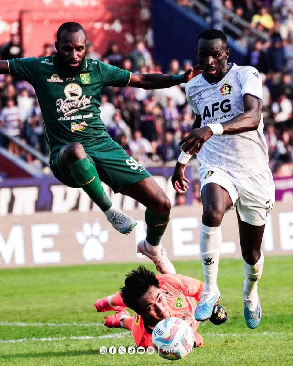 Pemain Persik Kediri saat melawan Persebaya Surabaya. Instagram.com/persikfcofficial