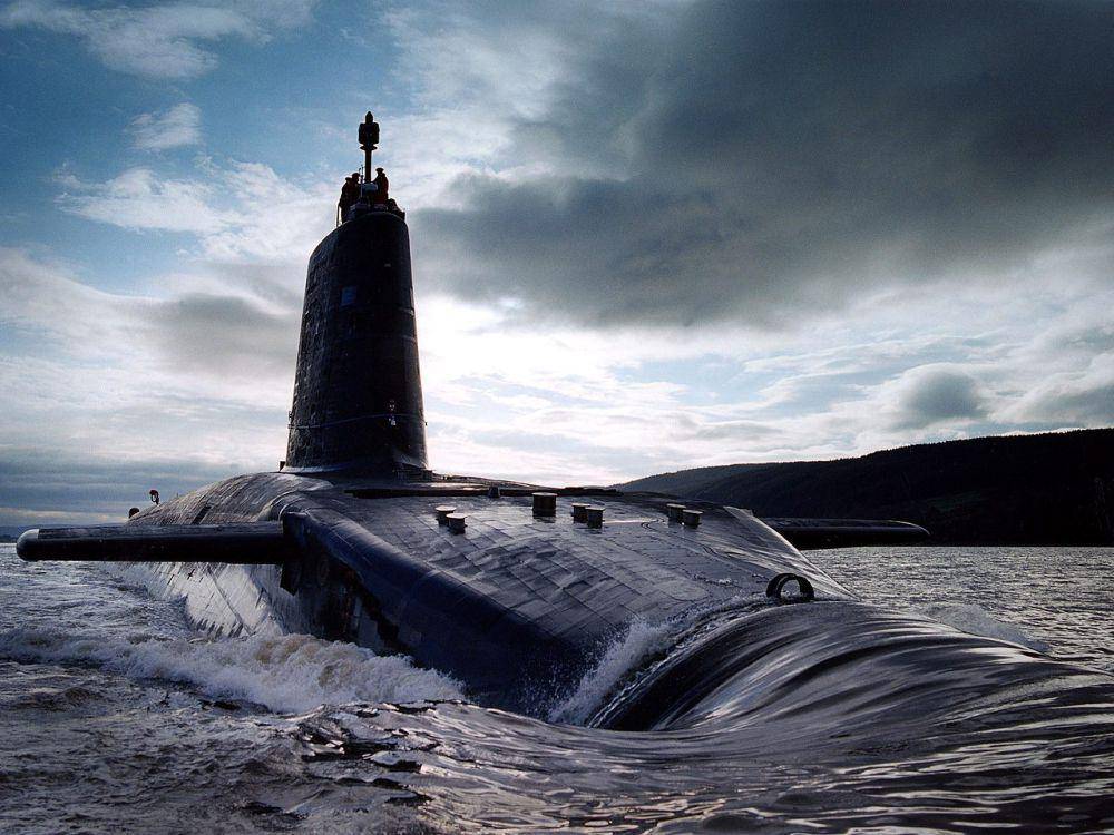 potret kapal selam Vanguard class-HMS Victorious (S29) yang sedang berlayar dalam sebuah misi (commons.wikimedia.org/Mez Merrill)