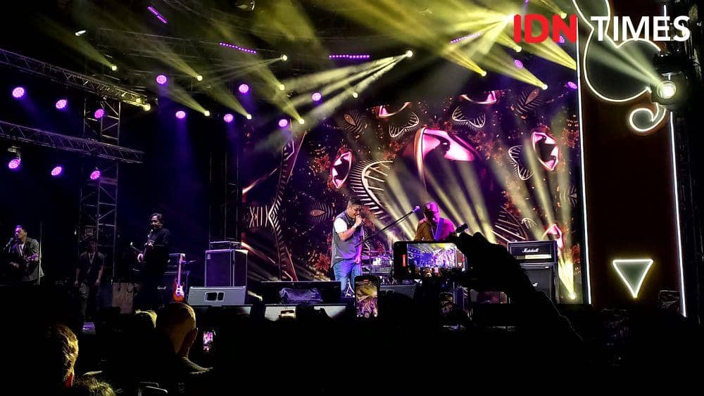 Penampilan Ungu di JBL Festival pada Sabtu (28/10/2023) di Istora Senayan, Jakarta. (IDN Times/Ines Suseno)